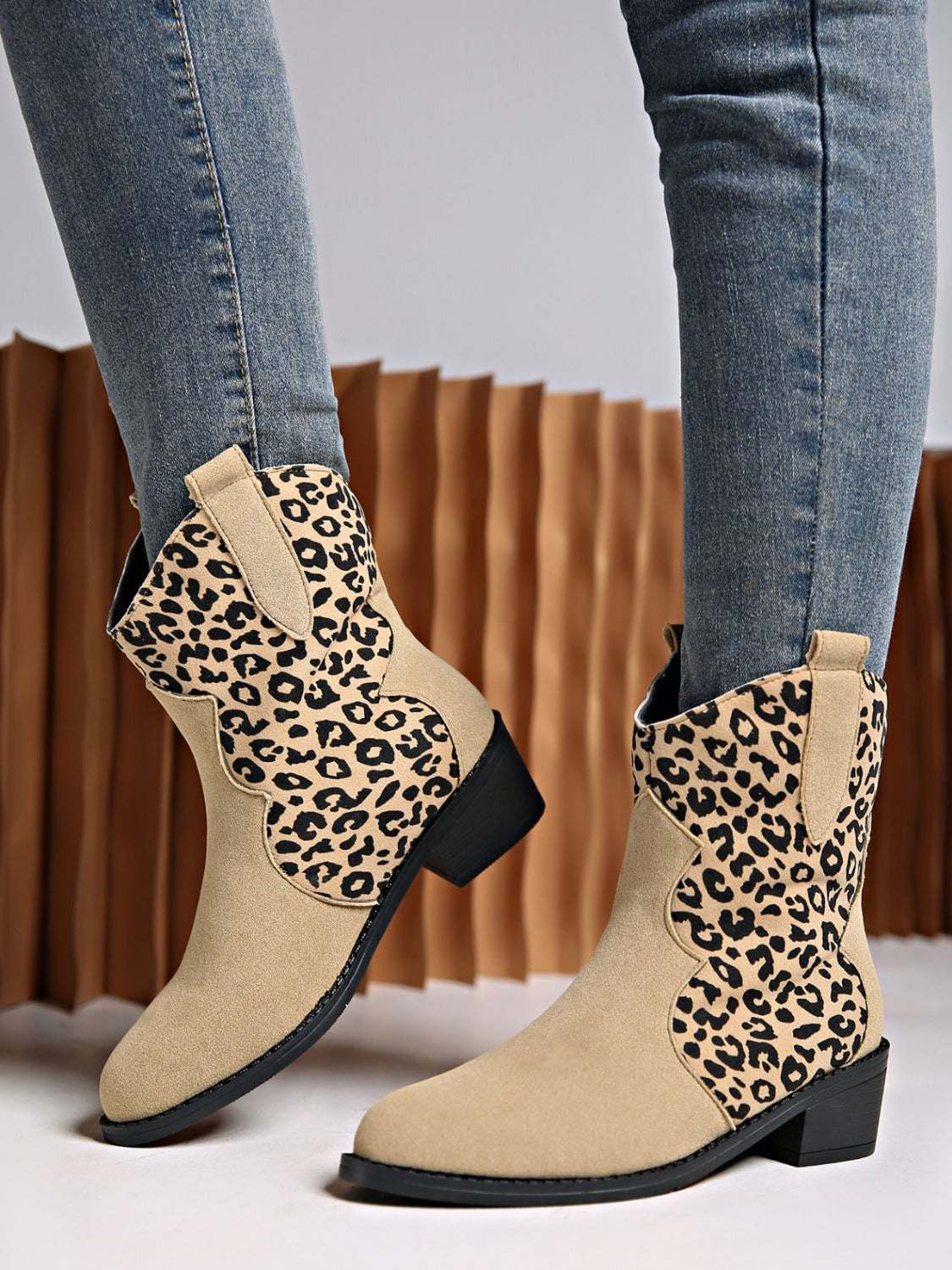 Leopard Suede Block Heel BootsExpress Global Mart  Includes: Box not included
Heel height: Low heels
Material: Elastomer, Suede
Imported


Size
Foot length


35(US4)
8.8


36(US5)
9


37(US6)
9.2


38(US7)
9.4


39(ULeopard Suede Block Heel BootsTrendsi