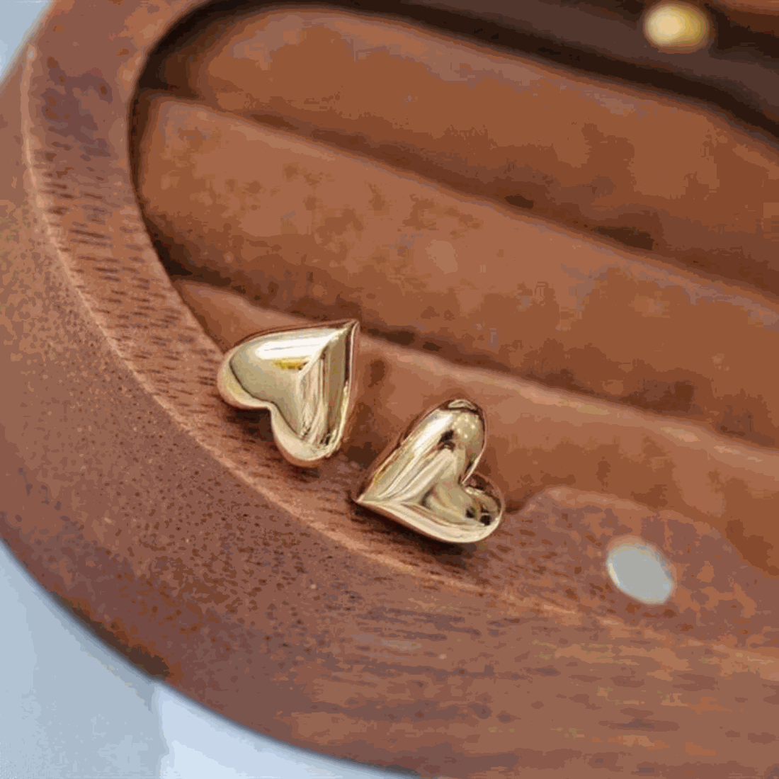 Original 18k Gold Stud EarringExpress Global Mart  fine_jewleryProduct Description
Indulge in the luxury of genuine gold with our Original 18k Gold Stud Earrings. These exquisite heart-shaped earrings are a timeless addition to Original 18k Gold Stud EarringCartifind