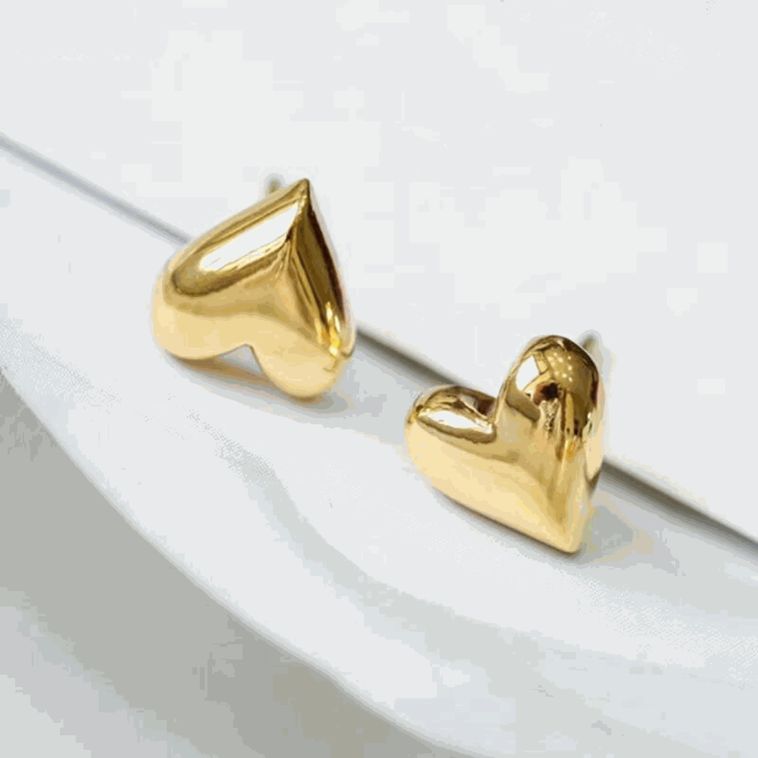 Original 18k Gold Stud EarringExpress Global Mart  fine_jewleryProduct Description
Indulge in the luxury of genuine gold with our Original 18k Gold Stud Earrings. These exquisite heart-shaped earrings are a timeless addition to Original 18k Gold Stud EarringCartifind