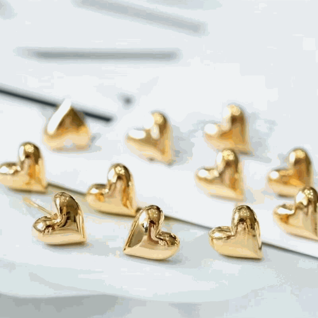 Original 18k Gold Stud EarringExpress Global Mart  fine_jewleryProduct Description
Indulge in the luxury of genuine gold with our Original 18k Gold Stud Earrings. These exquisite heart-shaped earrings are a timeless addition to Original 18k Gold Stud EarringCartifind