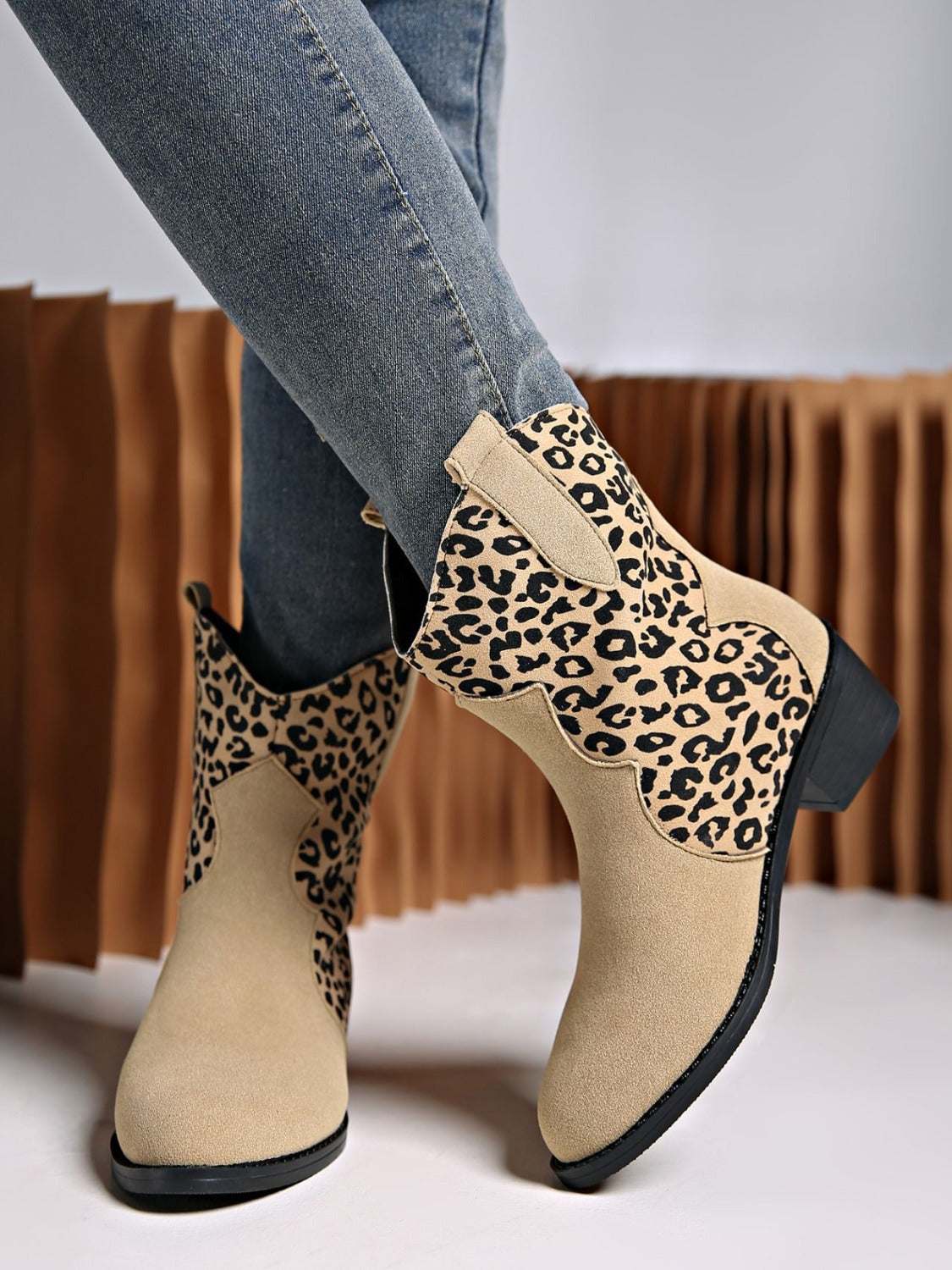 Leopard Suede Block Heel BootsExpress Global Mart  Includes: Box not included
Heel height: Low heels
Material: Elastomer, Suede
Imported


Size
Foot length


35(US4)
8.8


36(US5)
9


37(US6)
9.2


38(US7)
9.4


39(ULeopard Suede Block Heel BootsTrendsi