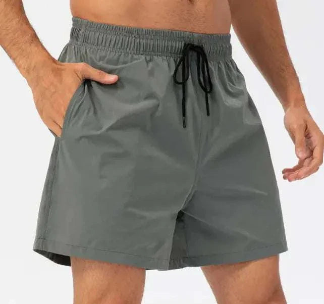 Loose fitness casual running shorts with adjustable waistband and side pockets, ideal for workouts and casual wear.