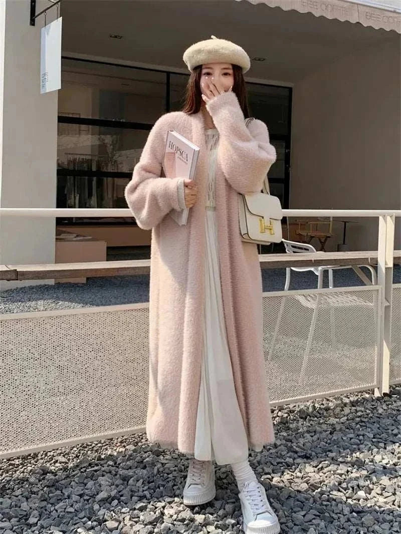 Knee Length Cardigan CoatExpress Global Mart  Product Description
The Knee Length Cardigan Coat offers the perfect blend of style and warmth for the autumn and winter seasons. Crafted from a premium cotton and pKnee Length Cardigan CoatDSers