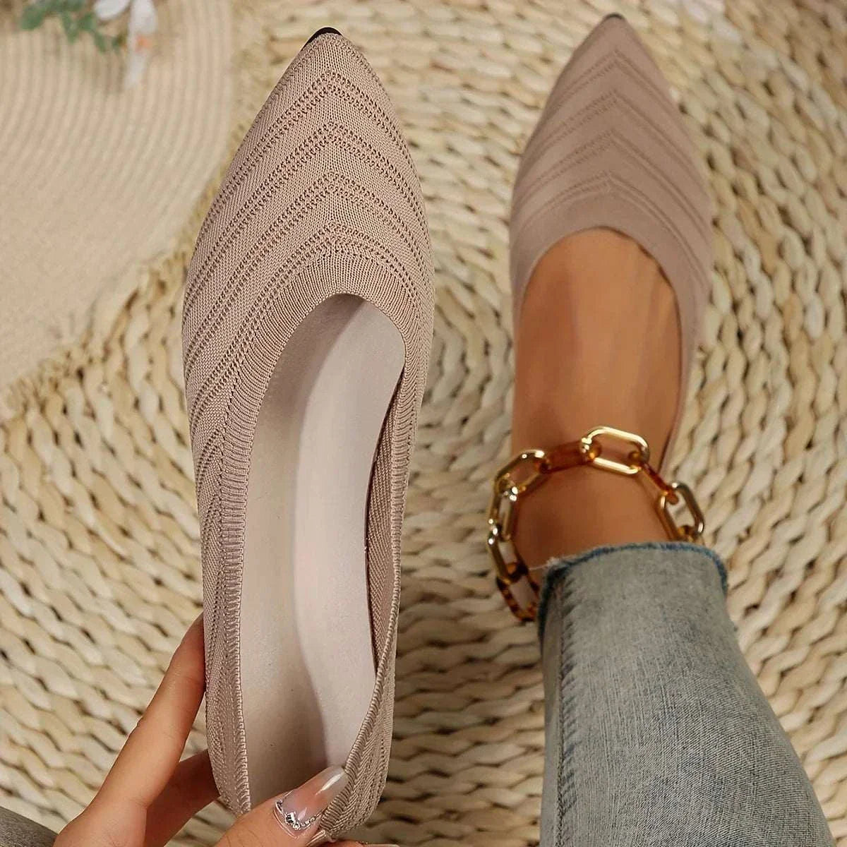 Women Pointed Flat ShoesExpress Global Mart  Product Description
Step into summer with confidence in the Women Pointed Flat Shoes, designed for casual elegance and unparalleled comfort. These loafers feature a Women Pointed Flat ShoesDSers