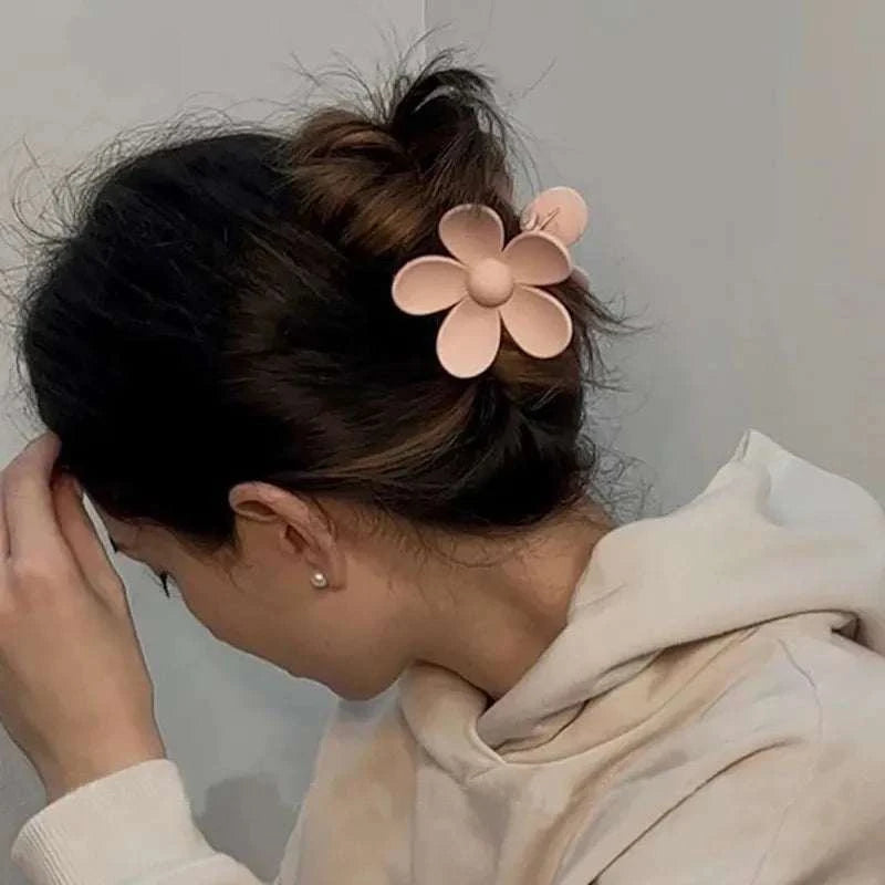 Flower Hair ClipsExpress Global Mart  Vintage Flower Hair Clips - Bloom with Elegance
Elevate your hairstyle with our exquisite Vintage Flower Hair Clips, meticulously handcrafted to infuse your look witFlower Hair ClipsDSers