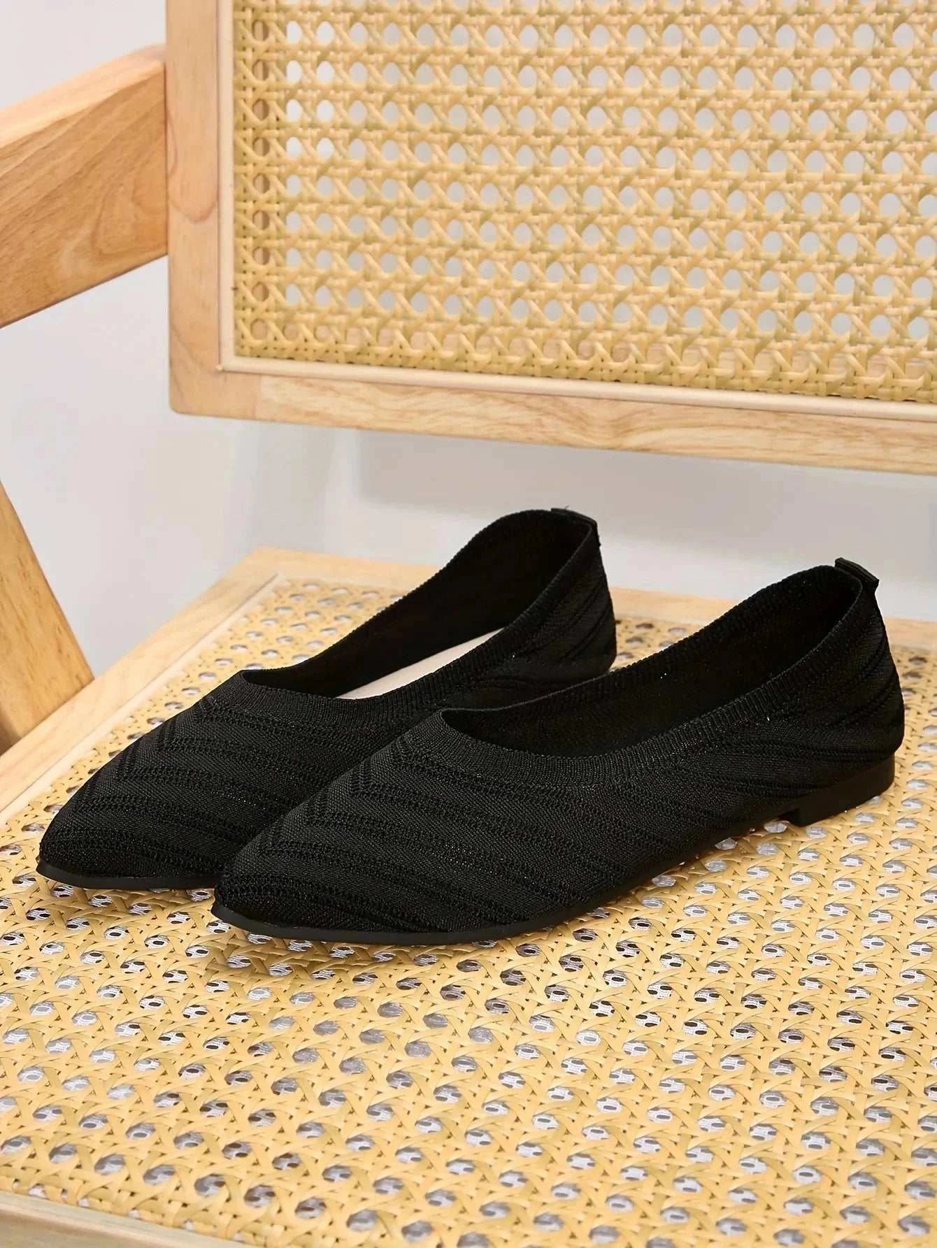 Women Pointed Flat ShoesExpress Global Mart  Product Description
Step into summer with confidence in the Women Pointed Flat Shoes, designed for casual elegance and unparalleled comfort. These loafers feature a Women Pointed Flat ShoesDSers