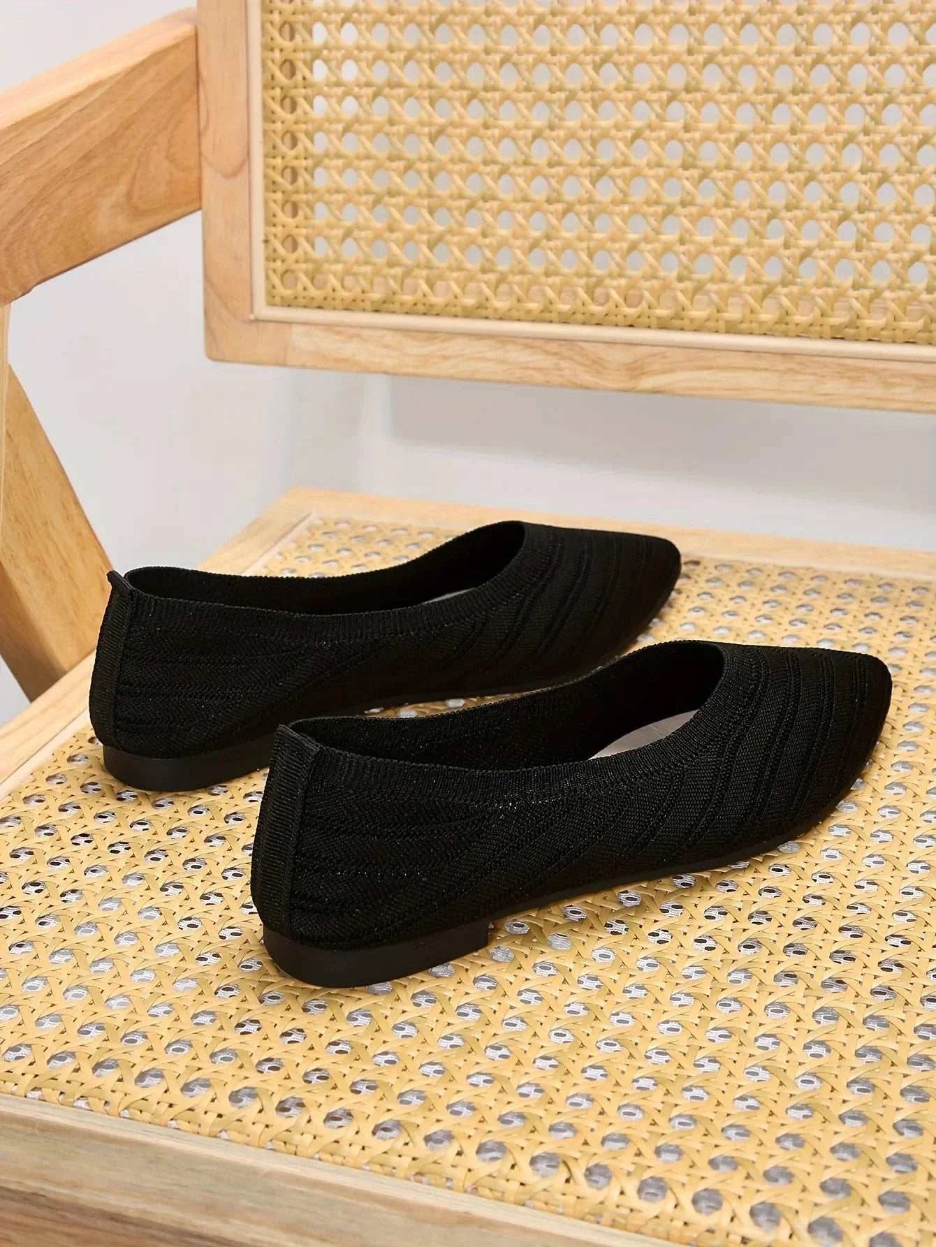 Women Pointed Flat ShoesExpress Global Mart  Product Description
Step into summer with confidence in the Women Pointed Flat Shoes, designed for casual elegance and unparalleled comfort. These loafers feature a Women Pointed Flat ShoesDSers