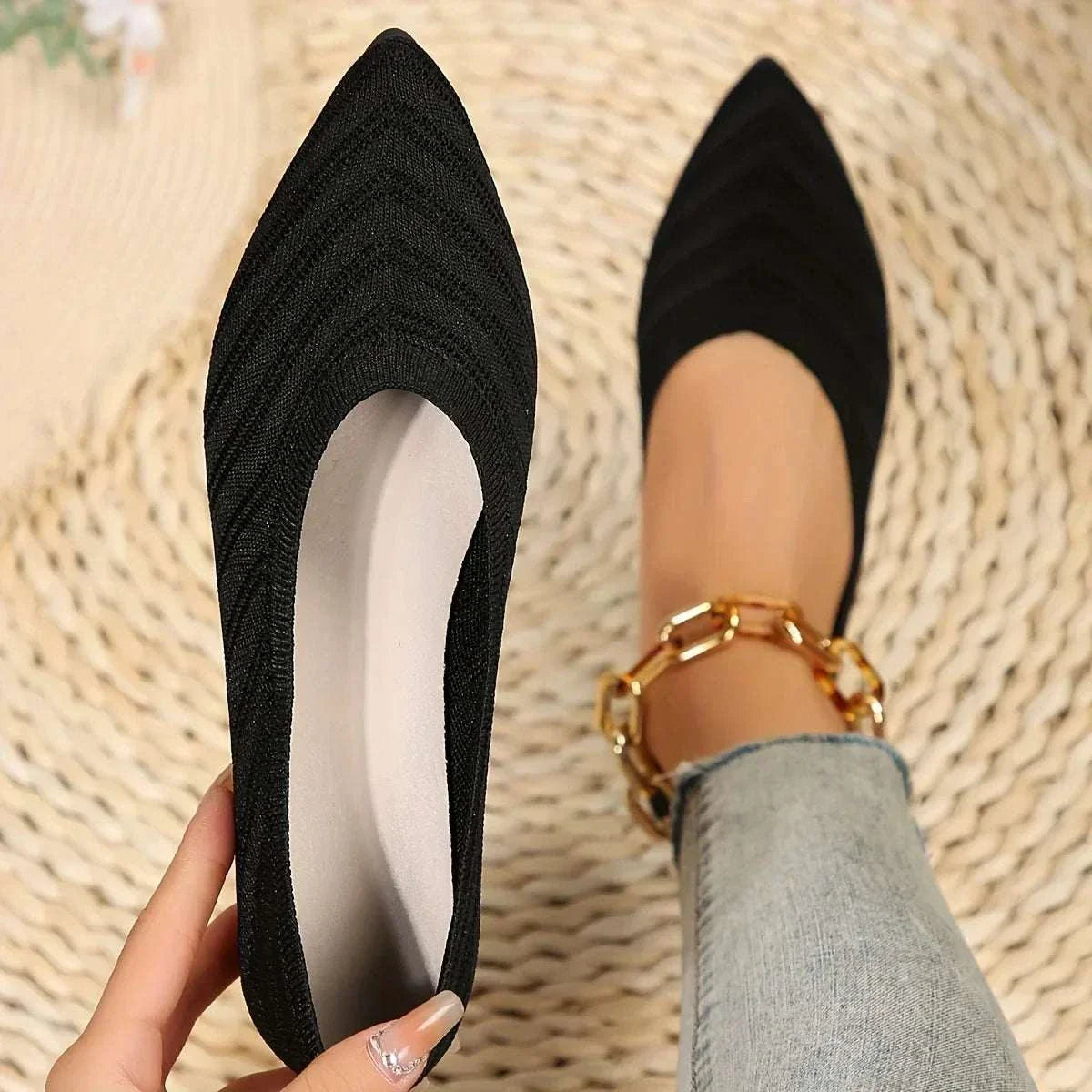 Women Pointed Flat ShoesExpress Global Mart  Product Description
Step into summer with confidence in the Women Pointed Flat Shoes, designed for casual elegance and unparalleled comfort. These loafers feature a Women Pointed Flat ShoesDSers