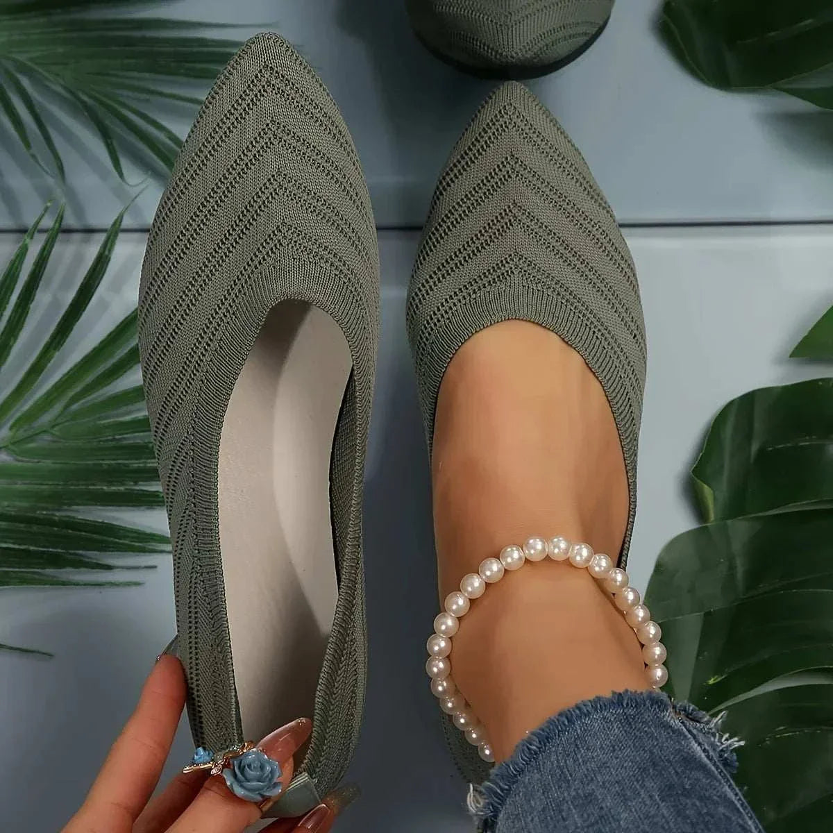 Women Pointed Flat ShoesExpress Global Mart  Product Description
Step into summer with confidence in the Women Pointed Flat Shoes, designed for casual elegance and unparalleled comfort. These loafers feature a Women Pointed Flat ShoesDSers