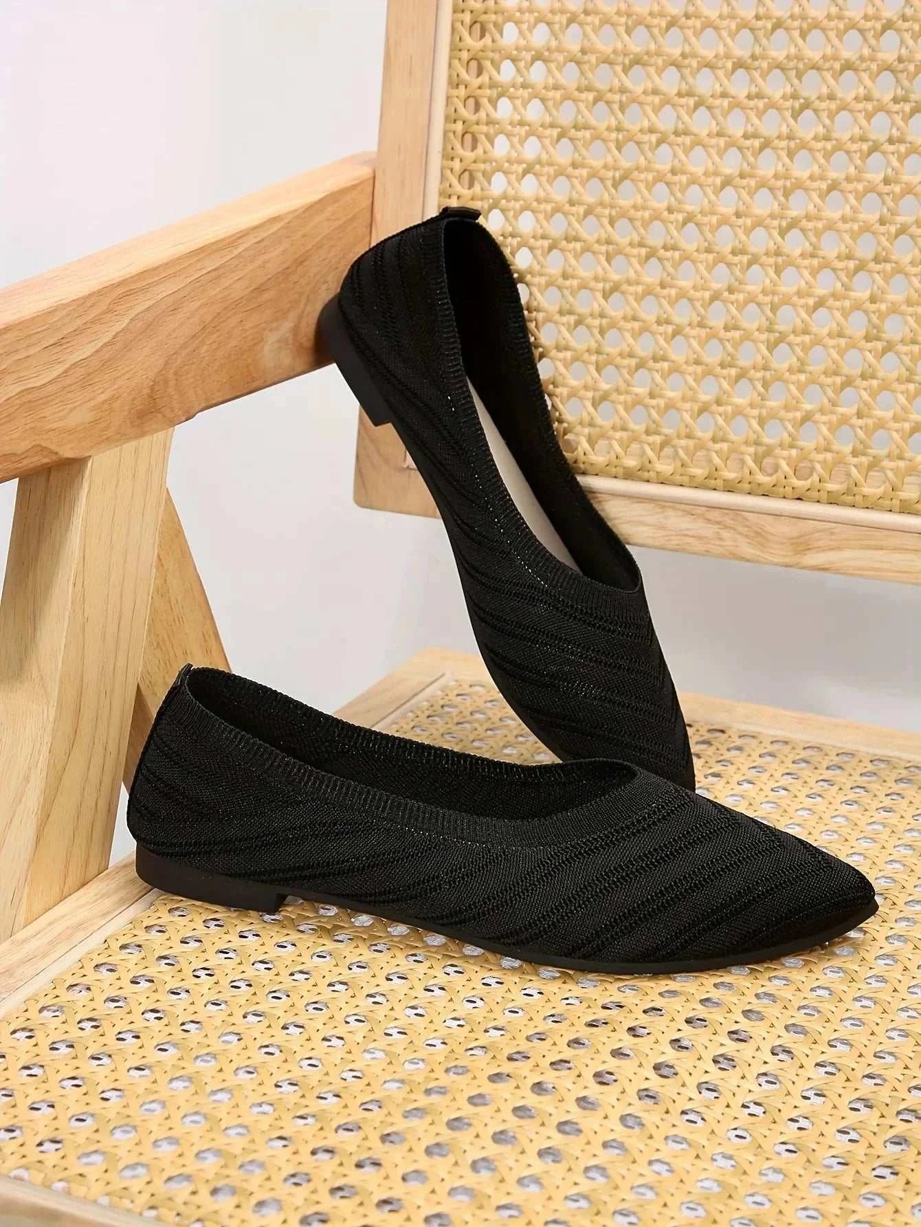 Women Pointed Flat ShoesExpress Global Mart  Product Description
Step into summer with confidence in the Women Pointed Flat Shoes, designed for casual elegance and unparalleled comfort. These loafers feature a Women Pointed Flat ShoesDSers