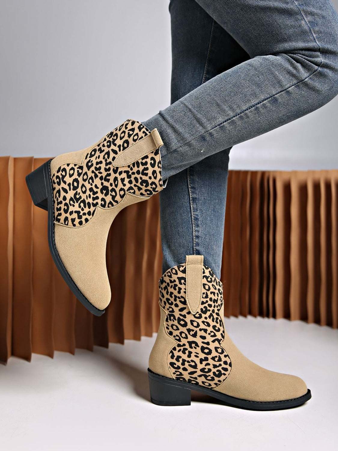 Leopard Suede Block Heel BootsExpress Global Mart  Includes: Box not included
Heel height: Low heels
Material: Elastomer, Suede
Imported


Size
Foot length


35(US4)
8.8


36(US5)
9


37(US6)
9.2


38(US7)
9.4


39(ULeopard Suede Block Heel BootsTrendsi