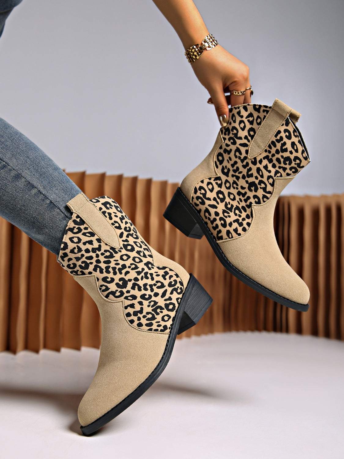 Leopard Suede Block Heel BootsExpress Global Mart  Includes: Box not included
Heel height: Low heels
Material: Elastomer, Suede
Imported


Size
Foot length


35(US4)
8.8


36(US5)
9


37(US6)
9.2


38(US7)
9.4


39(ULeopard Suede Block Heel BootsTrendsi