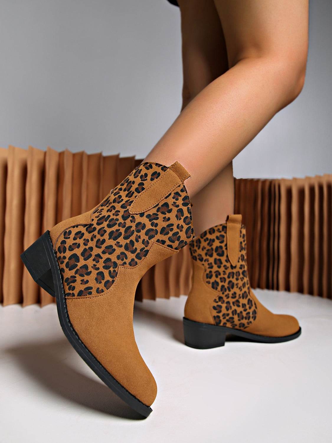 Leopard Suede Block Heel BootsExpress Global Mart  Includes: Box not included
Heel height: Low heels
Material: Elastomer, Suede
Imported


Size
Foot length


35(US4)
8.8


36(US5)
9


37(US6)
9.2


38(US7)
9.4


39(ULeopard Suede Block Heel BootsTrendsi