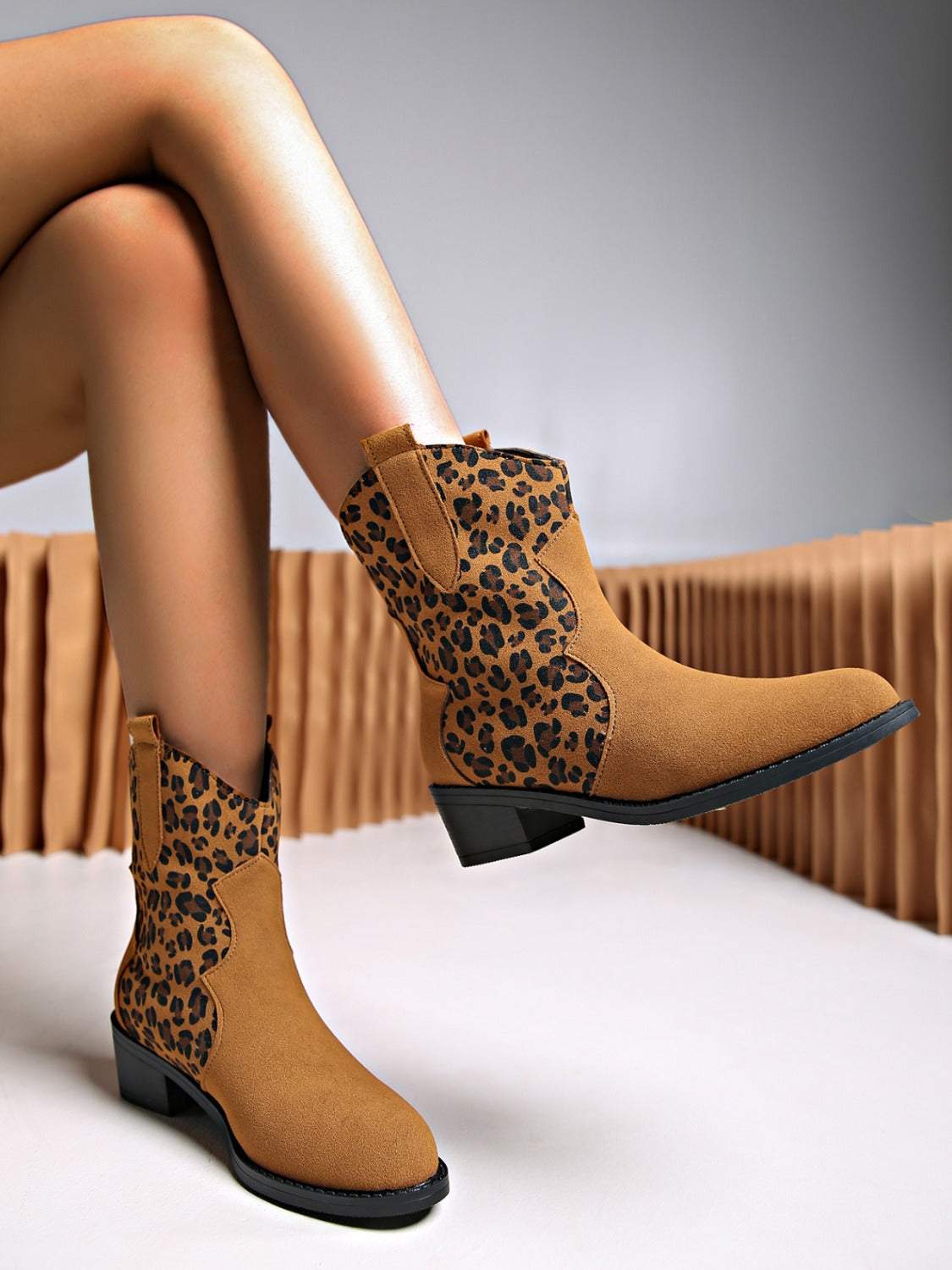 Leopard Suede Block Heel BootsExpress Global Mart  Includes: Box not included
Heel height: Low heels
Material: Elastomer, Suede
Imported


Size
Foot length


35(US4)
8.8


36(US5)
9


37(US6)
9.2


38(US7)
9.4


39(ULeopard Suede Block Heel BootsTrendsi